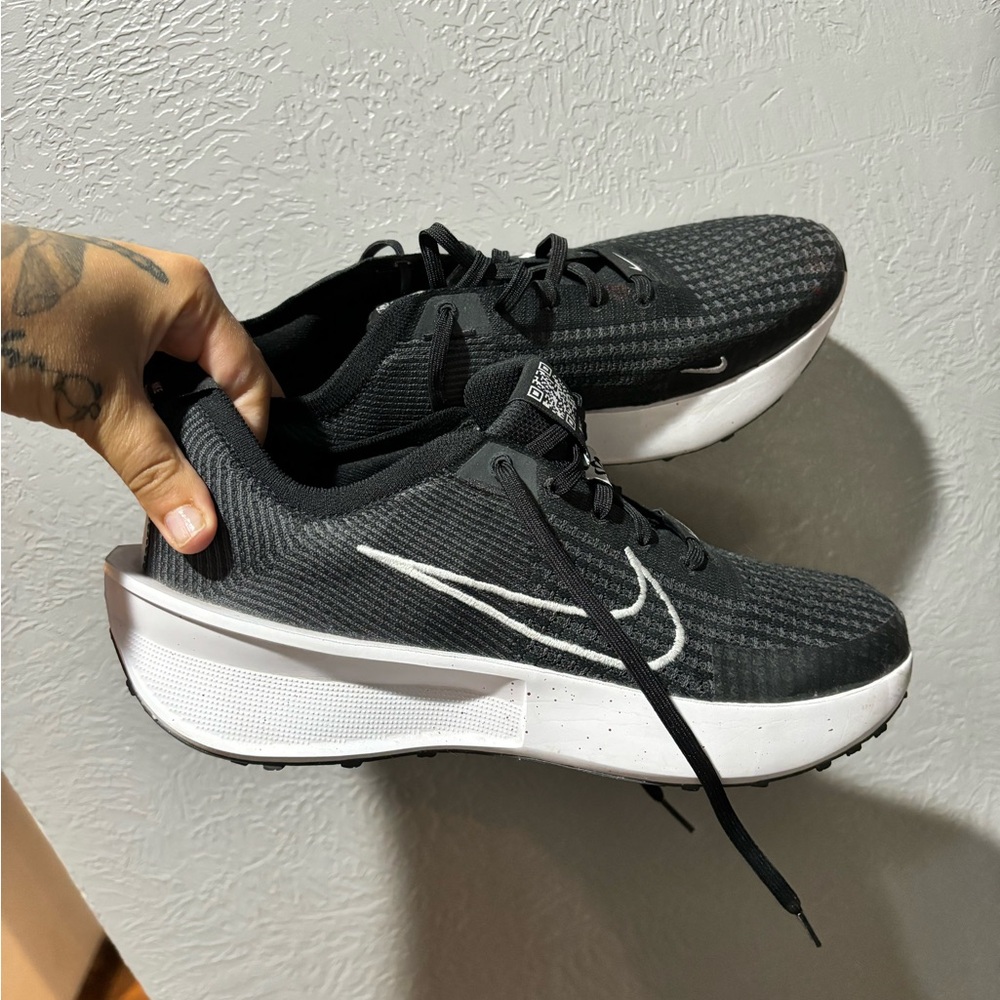 Nike Interact Run running shoes size 8.5